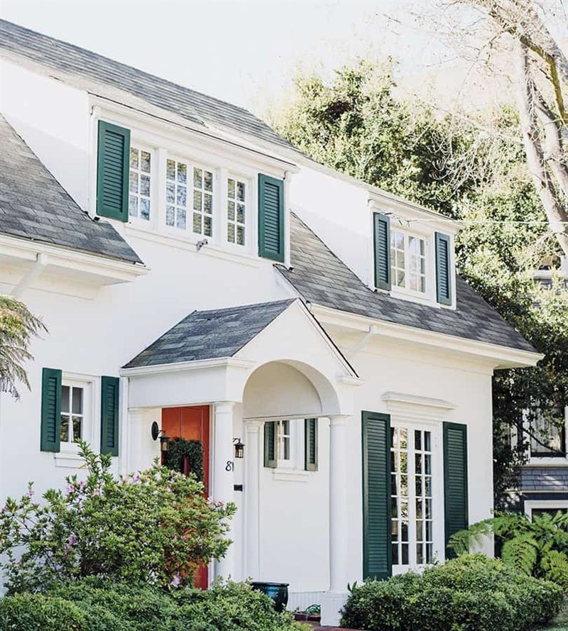 Miembro del equipo trabajando en un jardín